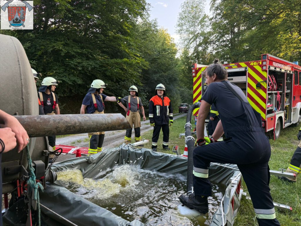 Einsatzkräfte bei der Befüllung des Behälters