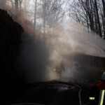 Einsatzkräfte löschen den brennenden Stapel