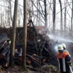 Einsatzkräfte löschen den brennenden Stapel