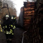 Einsatzkräfte löschen den brennenden Stapel