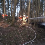Einsatzkräfte löschen den brennenden Stapel
