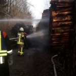 Einsatzkräfte löschen den brennenden Stapel