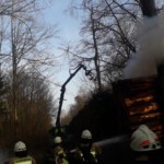 Einsatzkräfte löschen den brennenden Stapel