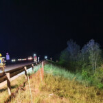 Einsatzkräfte suchen im Hang