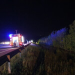 Feuerwehrfahrzeug mit eingeschalteten Scheinwerfen auf der Autobahn