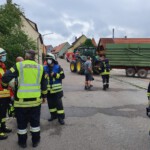 Einsatzkräfte vor Anwesen