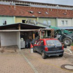 Einsatzkräfte vor Anwesen