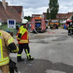 Einsatzkräfte vor Anwesen