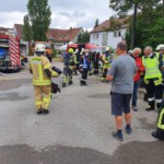 Einsatzkräfte vor Anwesen