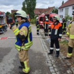 Einsatzkräfte vor Anwesen