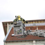 Einsatzkräfte mit Atmenschutz im Korb der Leiter