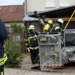 Einsatzkräfte mit Atmenschutz im Korb der Leiter