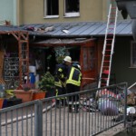 Einsatzkräfte vor Anwesen