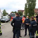 Einsatzkräfte vor Anwesen