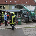 Einsatzkräfte vor Anwesen