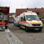 Einsatzkräfte vor Anwesen