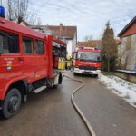Feuerwehrfahrzeuge vor dem Anwesen