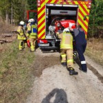 Einsatzkräfte beim aufräumem der benötigten Geräte