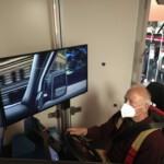 Teilnehmer übt am Simulator mit 3 Monitoren