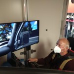 Teilnehmer übt am Simulator mit 3 Monitoren