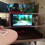 Teilnehmer übt am Simulator mit 3 Monitoren