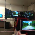Teilnehmer übt am Simulator mit 3 Monitoren