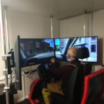 Teilnehmer übt am Simulator mit 3 Monitoren