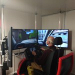 Teilnehmer übt am Simulator mit 3 Monitoren