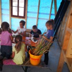 Kinder bauen ein Insektenhotel