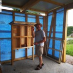 Kinder bauen ein Insektenhotel