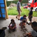 Kinder bauen ein Insektenhotel