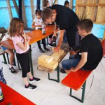 Kinder bauen ein Insektenhotel