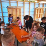 Kinder bauen ein Insektenhotel