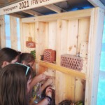 Kinder bauen ein Insektenhotel