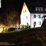 die Einsatzfahrzeuge vor dem betroffenen Anwesen