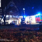 die Einsatzfahrzeuge vor dem betroffenen Anwesen