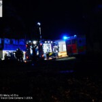 die Einsatzfahrzeuge vor dem betroffenen Anwesen