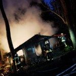 Einsatzkräfte löschen die Hütte