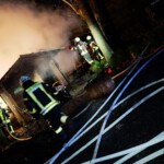 Einsatzkräfte löschen den Brand