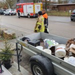 Einsatzkräfte vor dem Anwesen