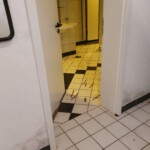 nasse Bodenfliesen und nasse Wand