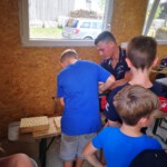 Bau eines Insektenhotels - Gruppenbild Sommerferienprogramm 2022