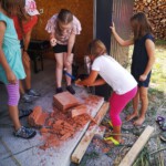 Bau eines Insektenhotels - Gruppenbild Sommerferienprogramm 2022