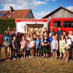 Bau eines Insektenhotels - Gruppenbild Sommerferienprogramm 2022