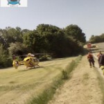 Einsatzkräfte am notgelandeten Kleinflugzeug