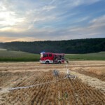 Feuerwehrfahrzeug mit Schlauchleitung