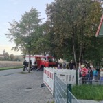 TSF und Einsatzgruppe vor dem Kindergarten in Oestheim