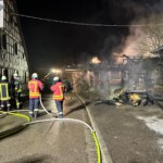 Feuerwehr Einsatzgruppe beim löschen des Scheunenbrandes in DIebach