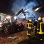 Feuerwehr Einsatzgruppe beim löschen des Scheunenbrandes in DIebach