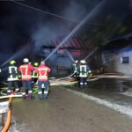 Feuerwehr Einsatzgruppe beim löschen des Scheunenbrandes in DIebach